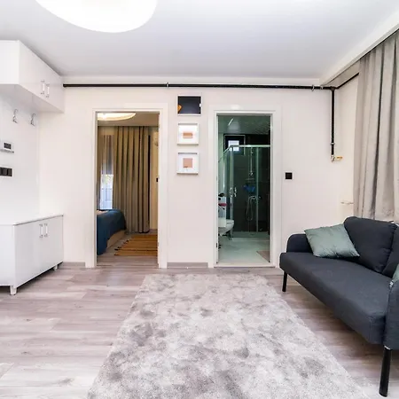 Charming Flat 2 Min To In Lägenhet